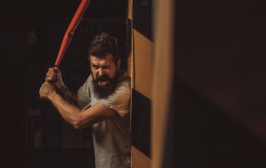 Öfkeli çete adamı yaşam tarzı, beysbol sopası tutan yakışıklı bir adam.