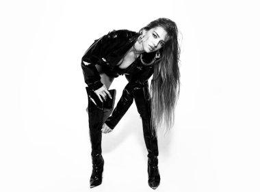 Yüksek siyah çizmeli seksi kadın bacakları. Baştan çıkarıcı genç bir kadın. Moda mankeni. Seksi kız tam boy. Uzun saçlı, baştan çıkarıcı, güzel bir kız. Kadın ayakkabıları.