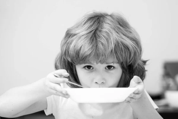Kind Eten Kleine Gezonde Hongerige Jongen Die Soep Eet Met — Stockfoto
