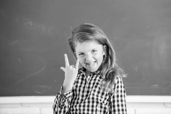 Lkokul Öğrencisi Komik Bir Kızın Portresi Okuldaki Komik Kız Sınıftaki — Stok fotoğraf