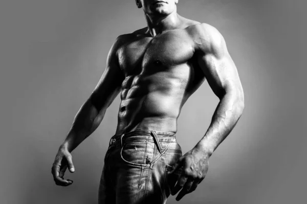 灰色の隔離された背景にジーンズのセクシーな筋肉の強い男 理想的なフィットボディ — ストック写真