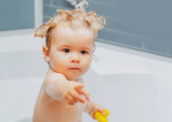 Lustiger Blonder Junge Der Spaß Mit Wasser Hat Indem Der — Stockfoto