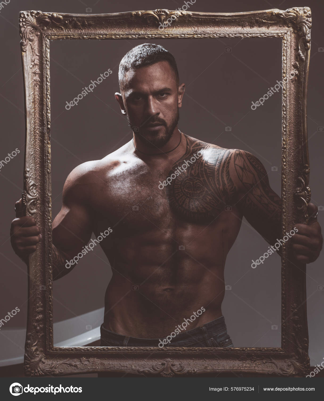 边框中的男性肖像呻吟时尚英俊的男人特写镜头肖像时尚的拉丁男人英俊的家伙伤心而坚强— 图库照片©Tverdohlib.com＃576975234