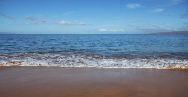 Tropik plaj geçmişi. Sakin turkuaz dalgalı kumsal. Maldivler, mükemmel manzara, kopyalama alanı