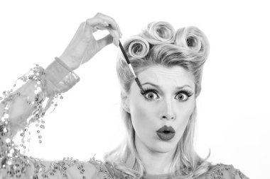 Kaşlar konsepti. Kaş düzeltmesi. Mükemmel doğal kaşlar ve kirpikler. Pürüzsüz kaş. Doğal bir makyaj. Güzellik. Kaşlar ve kirpikler.