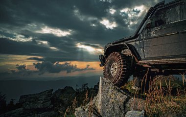 Dağ yolunda off-road arabası. Off-road arabası için şok emici. Emicili araba frenleri. Araba lastiği. Off-road lastiği