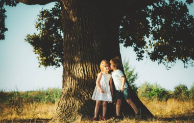 Romantik çocukların Sevgililer Günü 'nde randevusu var. Komik çocuklar. En İyi Sevgililer Günü Fikri