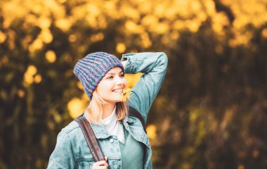 Romantik bir sonbahar manzarasında genç bir kadın