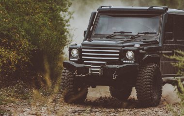 Off-road aracı dağa gidiyor. Büyük 4x4 arabalı seyahat konsepti. Çamurda iz sürmek. 4x4 off-road SUV arabası. Offroad vagonu. Safari. En iyi off road araçları