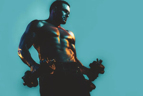 セクシーな筋肉質ボディ 強いフィット男はダンベルで運動 重みを持ち上げる男 裸のヌードトルソ — ストック写真