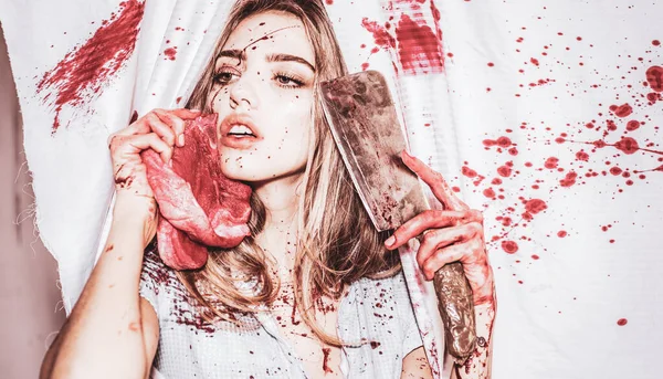 Mujer Aterradora Con Sangre Cara Sosteniendo Una Cuchilla Oxidada Sangrienta — Foto de Stock