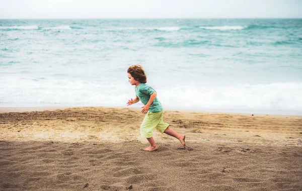Niño Corriendo Playa Arena Verano —  Fotos de Stock