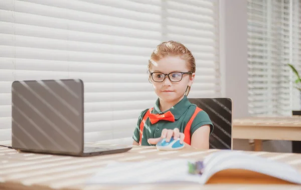 Primo Giorno Scuola Bambino Carino Utilizzando Computer Portatile Studiando Computer — Foto Stock