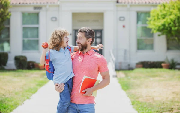 Professeur Shirt Mignon Écolier Avec Sac Dos Près Parc École — Photo