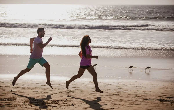 Spor Koşucuları Plajda Koşuyor Spor Salonu Konsepti Kumsalda Koşan Bir — Stok fotoğraf