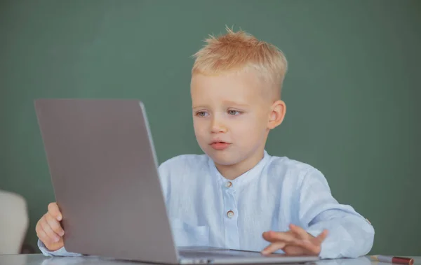 Niño Usando Artilugios Para Estudiar Educación Informática Para Niños Pequeño — Foto de Stock