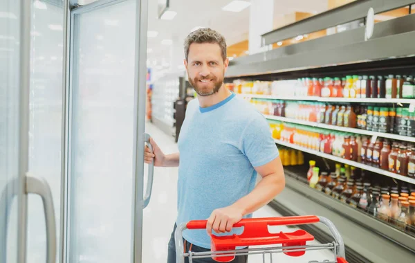 Kundenkonsument Mit Einkäufen Mann Mit Einkaufswagen Lebensmittelgeschäft — Stockfoto