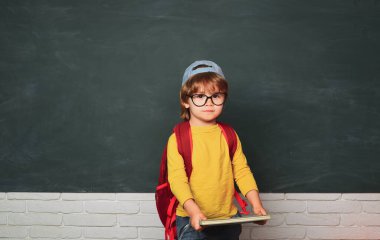 Evde öğrenme. Okulöncesi. Çocuk Okulu. Ev eğitimi. Ilkokul. Okul ve eğitim konsepti. Okul konsepti