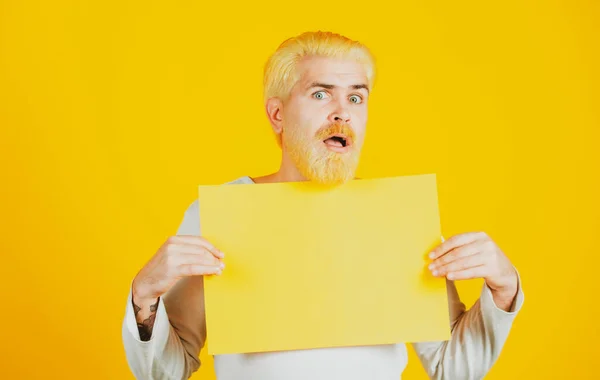 Человек Держит Чистый Лист Бумаги Изолированный Желтом Фоне — стоковое фото