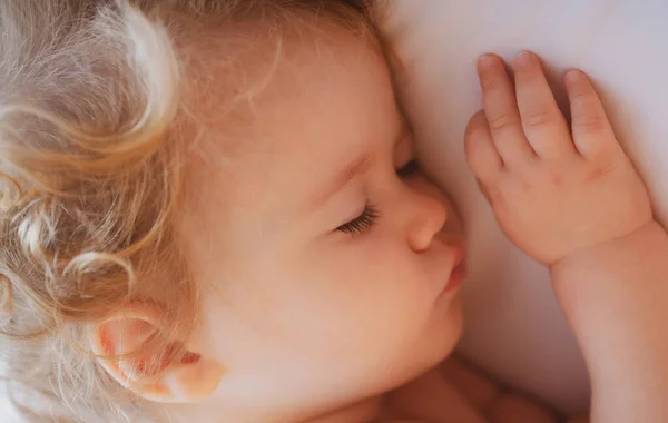 Słodkie Dziecko Śpiące Łóżku Zbliżenie Senne Dzieci Twarz — Zdjęcie stockowe