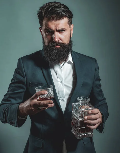 Attraktiver Barkeeper Der Whiskey Bar Verkostung Von Elitealkohol — Stockfoto