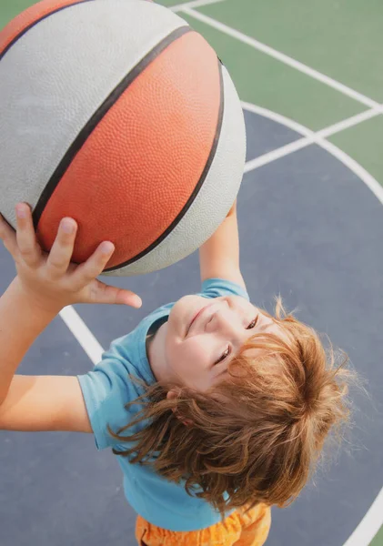 Küçük Şirin Bir Çocuğun Basketbol Oynadığı Portreyi Yakından Çek Çocukluk — Stok fotoğraf