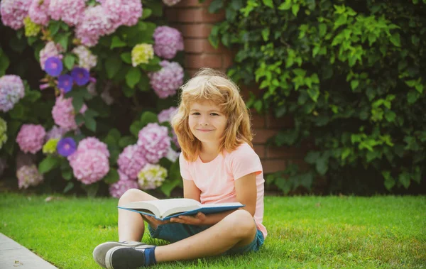 Junge Liest Ein Buch Das Auf Gras Liegt Nettes Kleines — Stockfoto