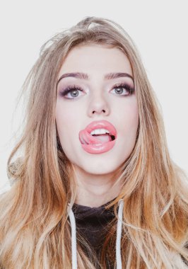 Kadın yüzü. Şehvetli genç kadın modelinin portresi.