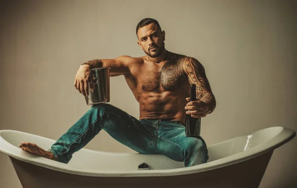 Sexy Homem Musculoso Sedutor Sentar Banheira Homens Férias Com Champanhe — Fotografia de Stock