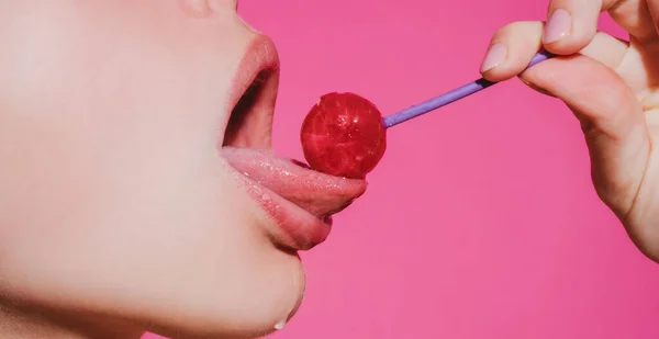 舔嘴唇 性感女人的嘴 粉色的唇托着棒棒糖 美容美发 性感女孩吸舔棒棒糖 美丽动人的概念 — 图库照片