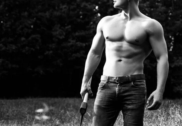 セクシーな胴を持つ筋肉の男 ルンベルジャックは若い男を抱きしめた 白人の運動裸の少年外の自然 — ストック写真