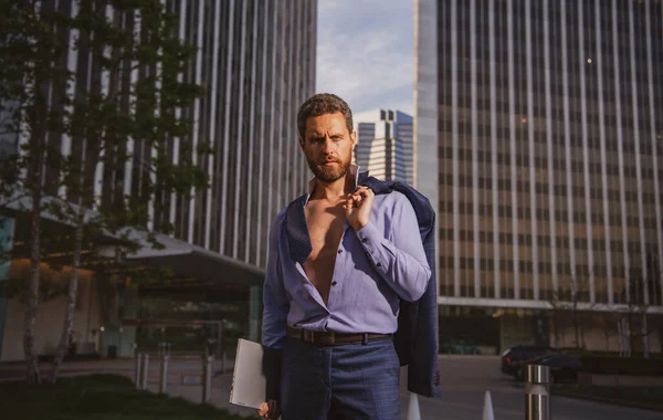 Hombre Negocios Caucásico Con Traje Sale Oficina Concepto Jornada Laboral —  Fotos de Stock