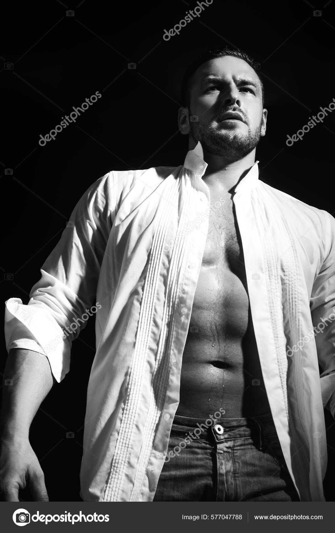 一个性感的肌肉裸男在黑暗的背景肖像图片-商业图片-正版原创图片下载购买-VEER图片库