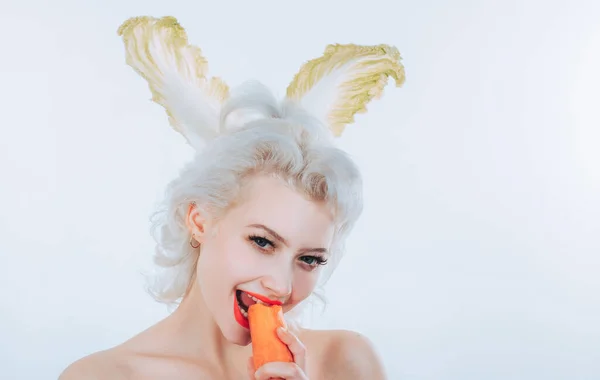 Hermosa Mujer Joven Con Orejas Conejo Está Comiendo Zanahoria Fondo — Foto de Stock