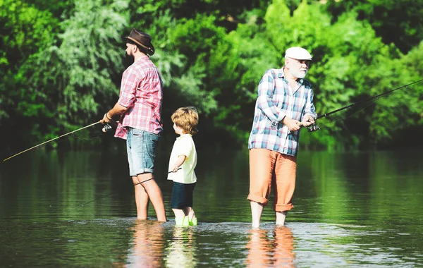 Generazioni Uomini Nonno Padre Figlio Pescano Mosca Sul Fiume — Foto Stock