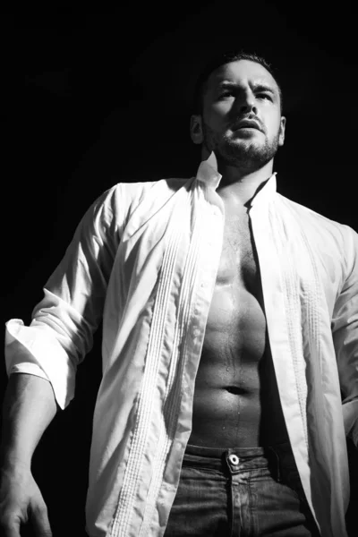 Kaslı Üstsüz Erkek Model Açık Tişörtlü Kaslı Genç Çıplak Bir — Stok fotoğraf