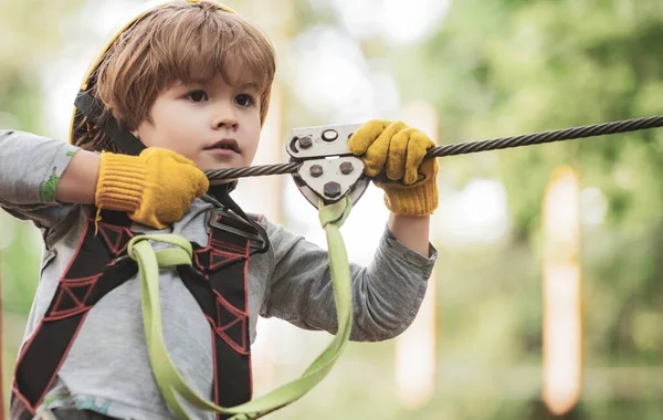 Actividades Verano Para Niños Retrato Hermoso Niño Parque Cuerdas Entre — Foto de Stock