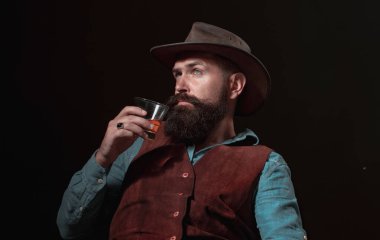 Alkollü içki bağımlısı. İnsanlar onun kötü alışkanlıklarıyla boğuşıyor. Alkol bağımlılığı tehlikelidir. Sakallı adam cam brendi tutar