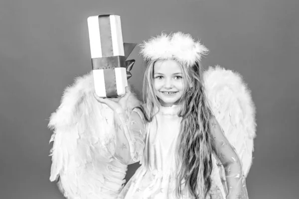 Valentine Selamat Tersenyum Gadis Cupid Kid Angel Dengan Hadiah Malaikat — Stok Foto