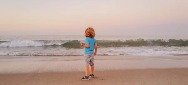 ビーチで子供 海岸で遊んでいる子供の少年 子供は屋外で楽しんでいる 夏休みのコンセプト — ストック写真