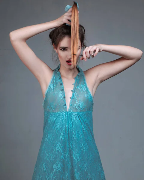 Mujer Joven Glamurosa Vestido Azul Corte Pelo Estudio Disparo Adorable — Foto de Stock