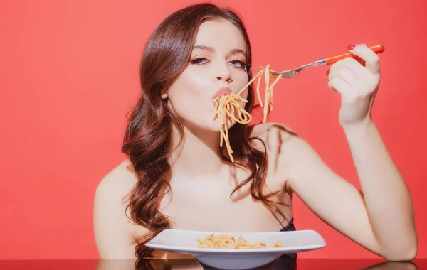 健康的なメニュー セクシーな女性はおいしいパスタを食べる イタリア産の食材 スパゲティ イタリア料理のコンセプト — ストック写真