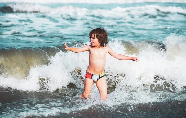 小さな男の子の屋外で熱帯のビーチ島の夏休みに水の中に飛び込む演奏 海で遊ぶ幸せな子供 — ストック写真