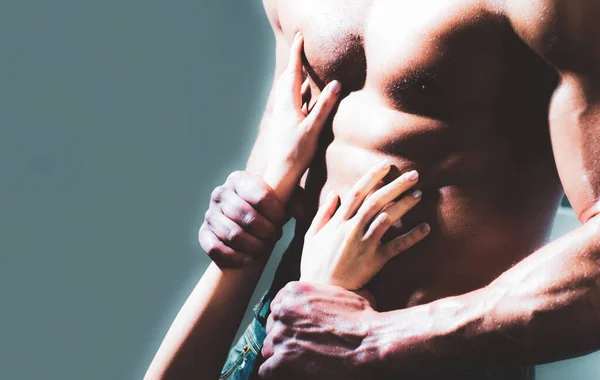 Sexy Muskulösen Männlichen Oberkörper Sixpacks Auf Nassen Körper Von Athletischen — Stockfoto