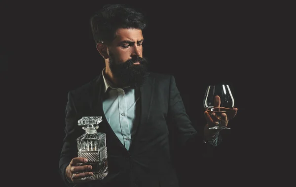 Barman Skórzany Fartuch Trzymający Brandy Snifter Hipster Brodą Wąsami Garniturze — Zdjęcie stockowe