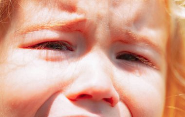 Küçük tatlı kız ağlıyor. Üzgün çocuk.