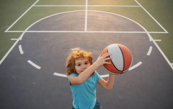 Παιδί Παίζει Μπάσκετ Την Μπάλα Του Μπάσκετ Ενεργός Τρόπος Ζωής — Φωτογραφία Αρχείου