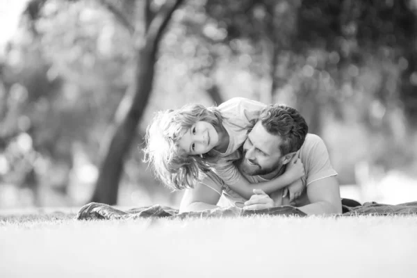 Infância Paternidade Conceito Crianças Feliz Pai Filho Brincando Juntos Livre — Fotografia de Stock