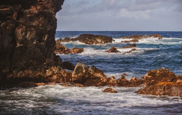 Golven Die Rotsen Raken Rotsachtige Kliffen Zee Zeegezicht — Stockfoto