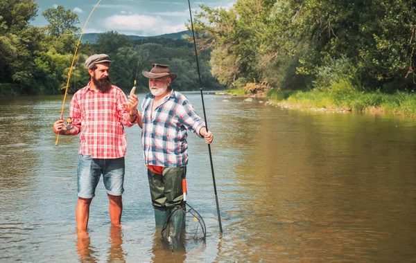 Pescadores Con Caña Pescar Río Padre Con Hijo Río Disfrutando —  Fotos de Stock